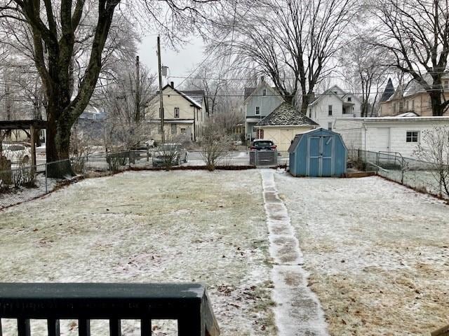 view of yard featuring a storage shed