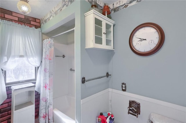 bathroom featuring shower / bath combo