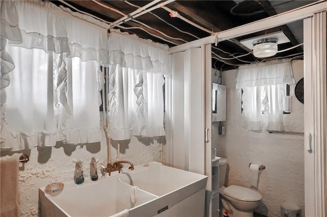 bathroom featuring a tub and toilet