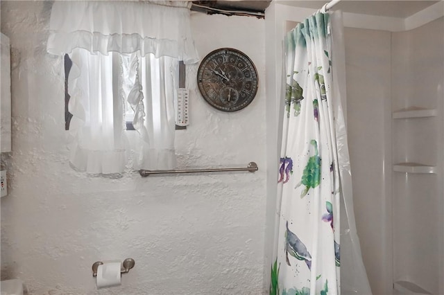 bathroom featuring a shower with shower curtain