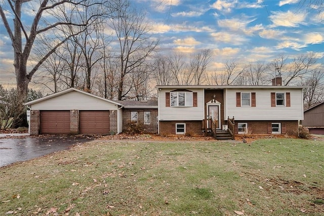 view of front of property featuring a front lawn