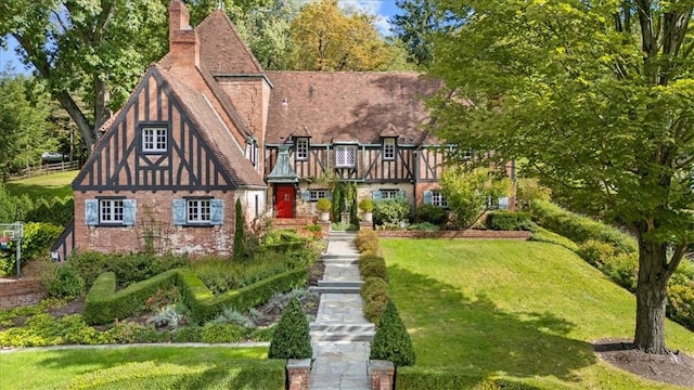 view of front of house featuring a front lawn