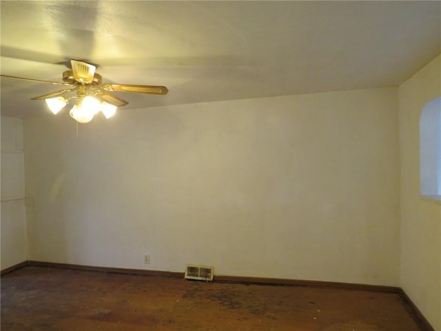 empty room with ceiling fan, visible vents, and baseboards