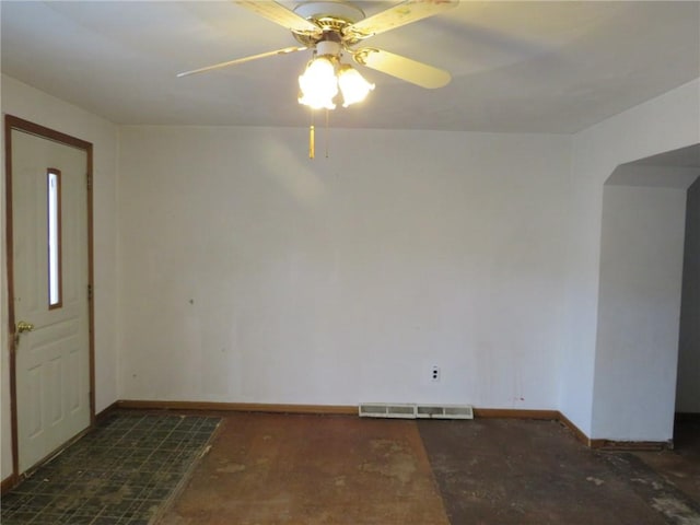 entryway featuring baseboards, visible vents, and ceiling fan