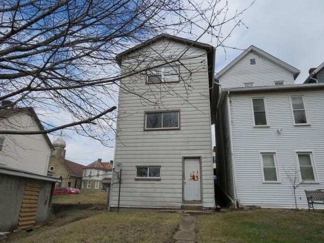 back of house featuring a yard