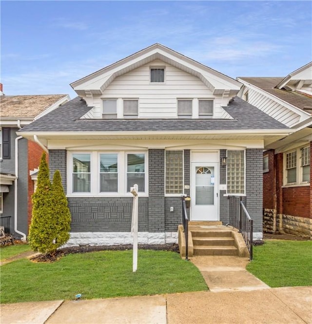 view of front facade featuring a front yard