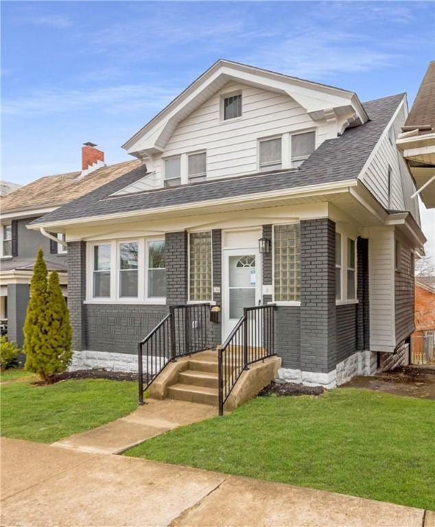 view of front of home featuring a front yard