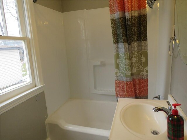 bathroom with plenty of natural light, sink, and shower / bath combo