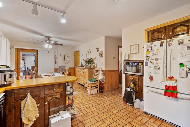 kitchen with ceiling fan and white fridge