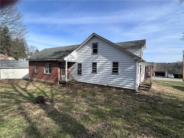 back of house featuring a yard