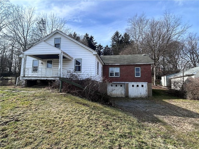 view of front of property featuring a front lawn and covered porch