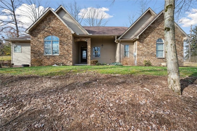 view of front of property featuring a front lawn