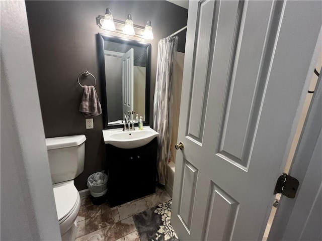 full bathroom featuring shower / tub combo with curtain, vanity, and toilet