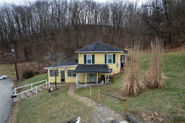 view of front of house featuring a front yard