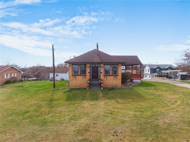 view of front of home with a front lawn