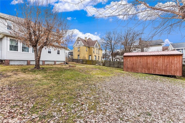 view of yard featuring a shed