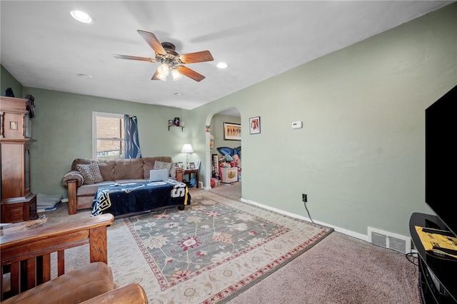 carpeted living room featuring ceiling fan