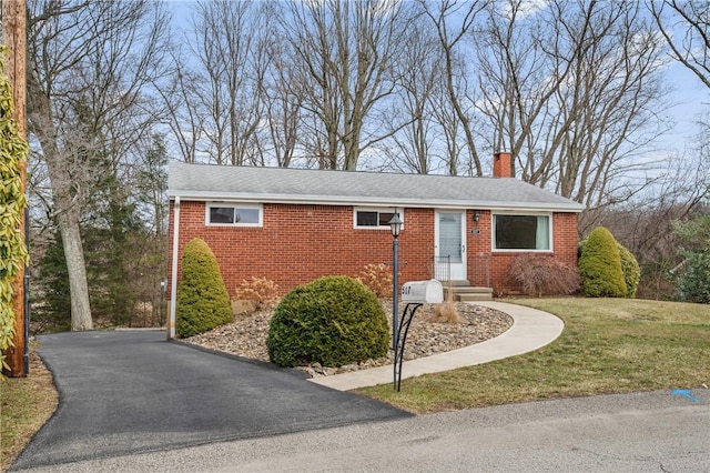 view of front facade featuring a front yard