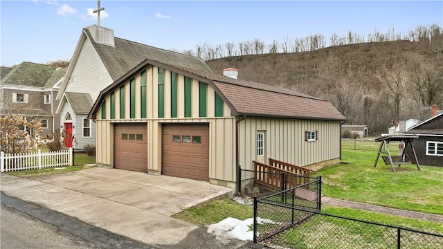 garage featuring a mountain view and a yard