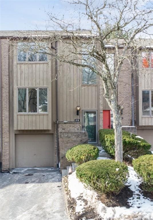 view of front facade featuring a garage