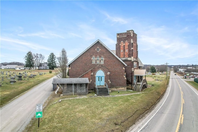 view of front of house with a front yard