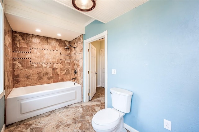 bathroom with tiled shower / bath and toilet