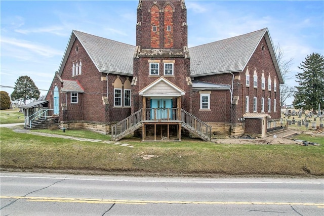 view of front of property with a front yard