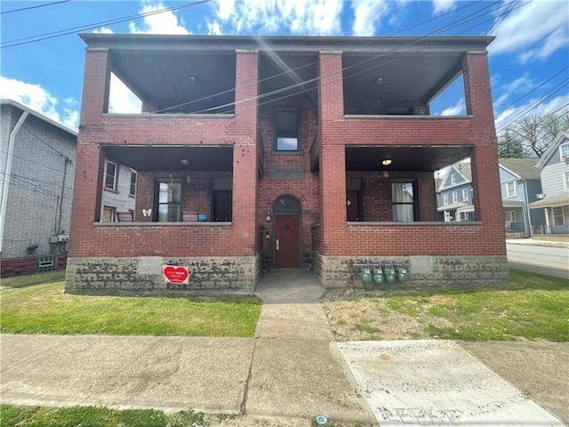 view of front of home featuring a front lawn