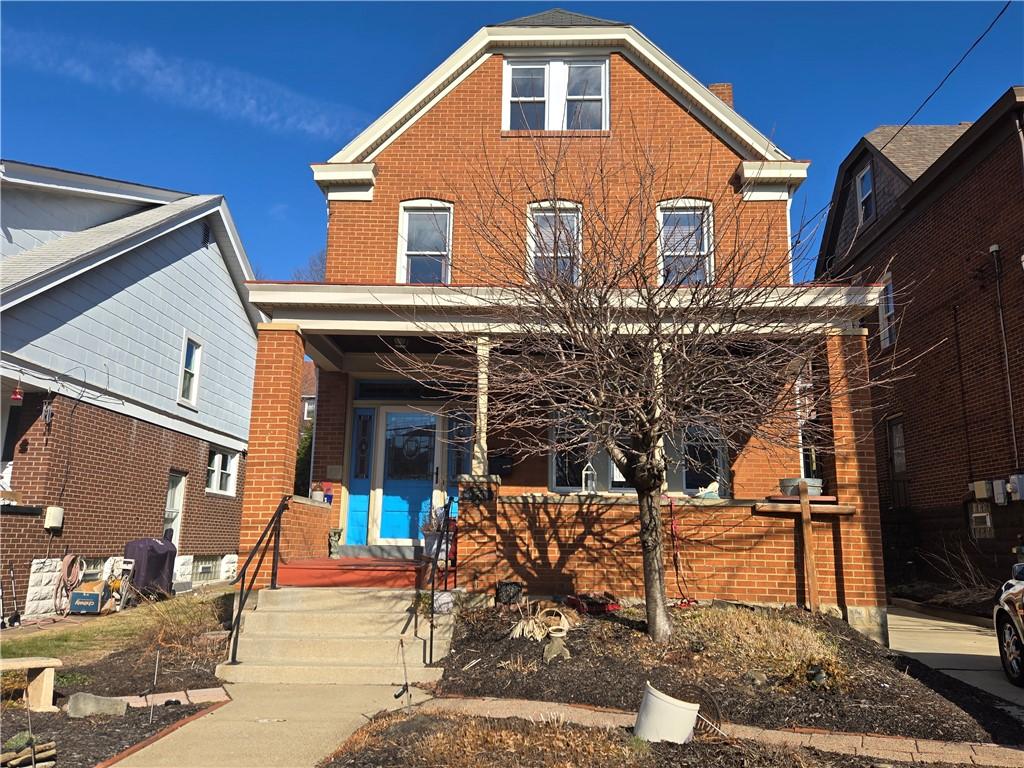 front facade featuring a porch