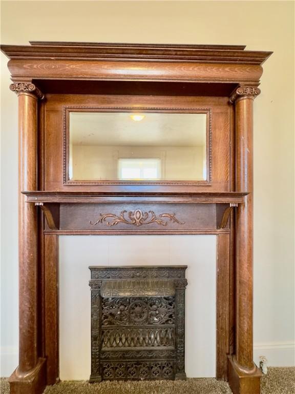 room details featuring carpet flooring