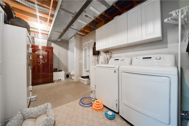 laundry room with cabinets and independent washer and dryer