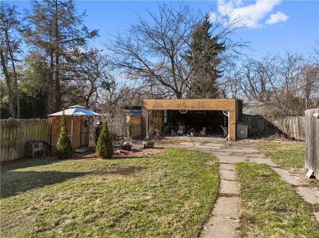 view of yard with an outbuilding