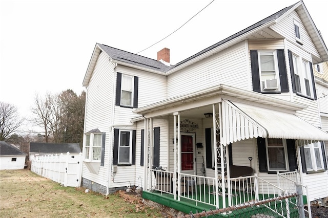 view of front of home featuring a front yard and covered porch