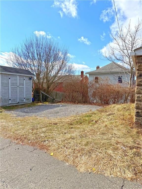 view of yard with a storage unit