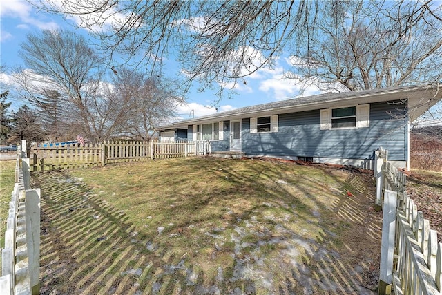 view of front facade featuring a front yard