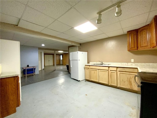 kitchen featuring electric stove, sink, a paneled ceiling, rail lighting, and white fridge