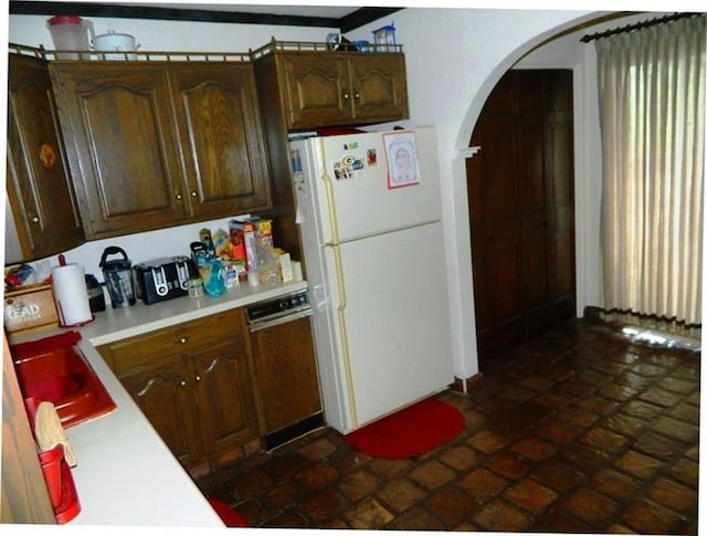 kitchen with white fridge, sink, and dishwashing machine