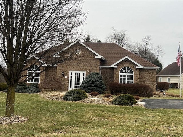 view of front facade with a front lawn