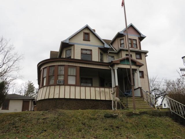 victorian house with a front yard