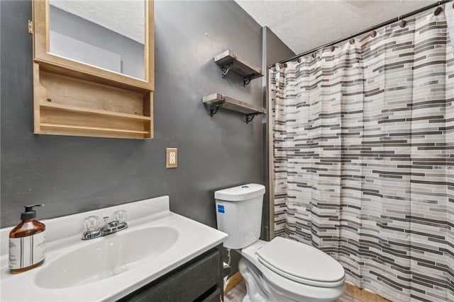 530 Peregrine Dr, North Huntingdon, PA 15642 - full bath featuring vanity, toilet, a shower with curtain, and a textured ceiling