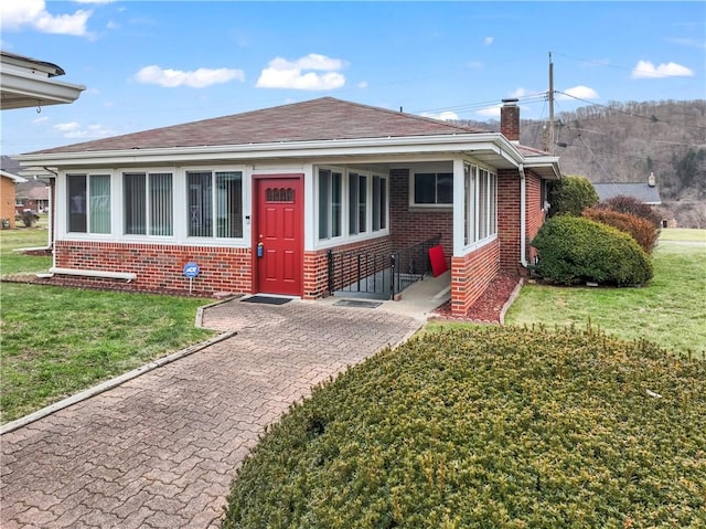 view of front of house with a front lawn