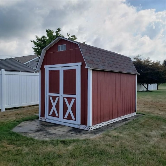 view of outdoor structure with a yard