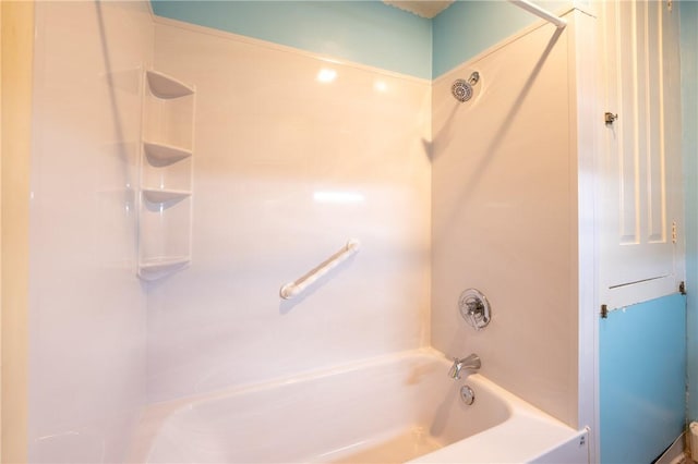 bathroom with washtub / shower combination