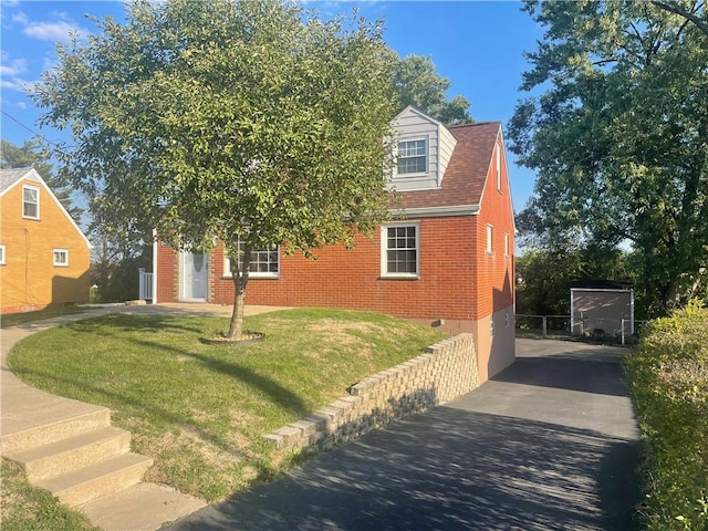 view of front of house featuring a front yard