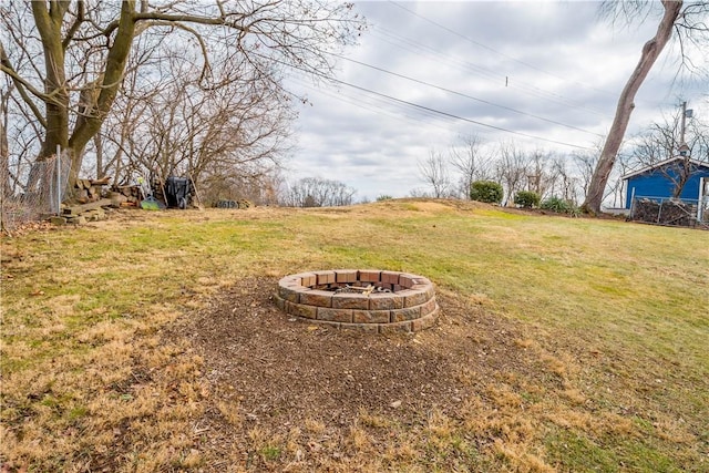 view of yard featuring an outdoor fire pit