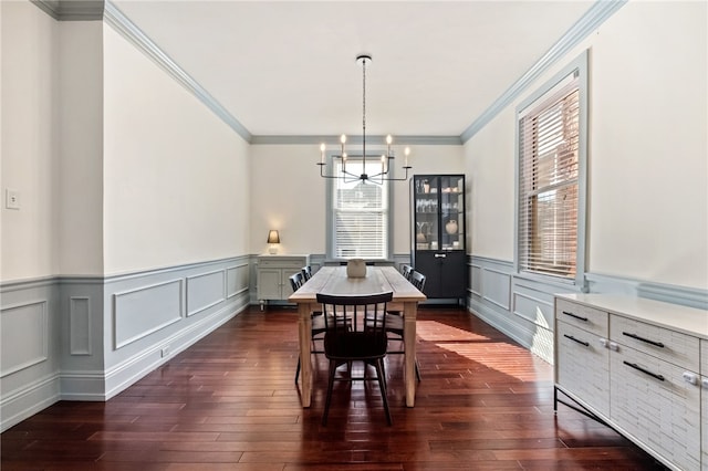 dining area featuring crown molding, dark hardwood / wood-style floors, and a notable chandelier