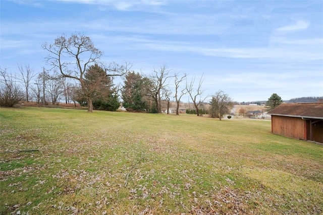 view of yard featuring a rural view