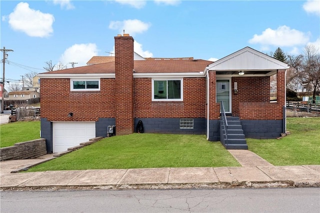 view of front of property featuring a garage and a front yard