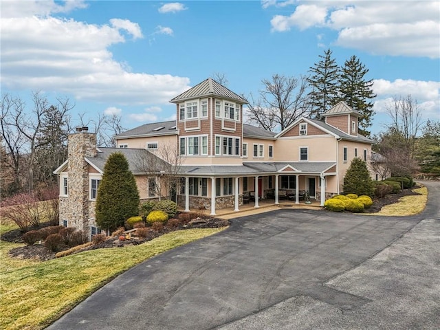 view of front of property featuring covered porch and a front yard