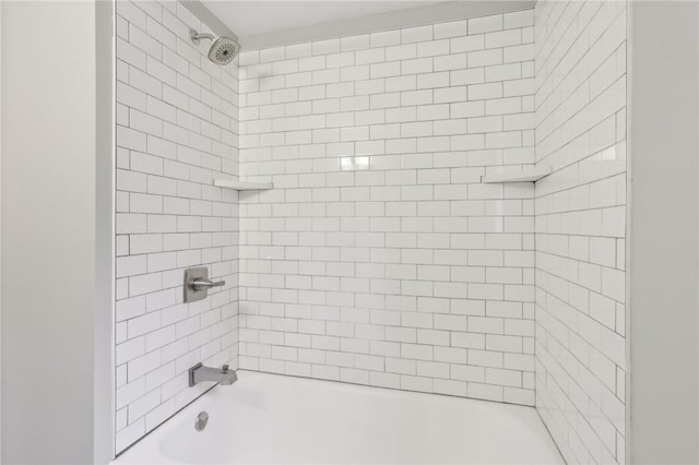 bathroom featuring tiled shower / bath